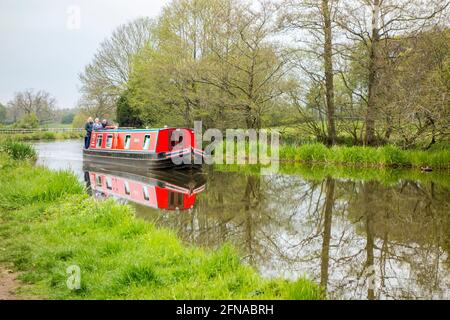 Personnes sur un canal de narrowboat sur le canal de Macclesfield à Étrange Rode Scholar Green Cheshire Banque D'Images