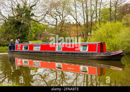 Personnes sur un canal de narrowboat sur le canal de Macclesfield à Étrange Rode Scholar Green Cheshire Banque D'Images