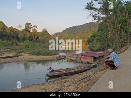 Vue sur le restaurant flottant et les bateaux sur la rivière Tembeling dans la lumière du soir Taman Negara NP, Malaisie Février Banque D'Images