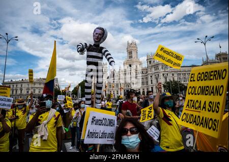 Madrid, Espagne. 15 mai 2021. Des manifestants portant des pancartes passent par le Conseil municipal lors d'une manifestation en faveur du peuple colombien et contre la violence dans leur patrie. Avec un équilibre de plus de 40 morts et des centaines de blessés dus à des accusations de police, lors de manifestations en Colombie contre la réforme fiscale du gouvernement d'Ivan Duque, les Colombiens résidents de Madrid ont pris dans la rue pour protester contre le président Ivan Duque et pour réclamer la fin de la violence. Credit: Marcos del Mazo/Alay Live News Banque D'Images