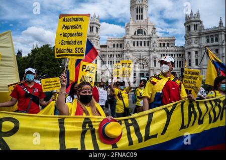 Madrid, Espagne. 15 mai 2021. Des manifestants portant des pancartes passent par le Conseil municipal lors d'une manifestation en faveur du peuple colombien et contre la violence dans leur patrie. Avec un équilibre de plus de 40 morts et des centaines de blessés dus à des accusations de police, lors de manifestations en Colombie contre la réforme fiscale du gouvernement d'Ivan Duque, les Colombiens résidents de Madrid ont pris dans la rue pour protester contre le président Ivan Duque et pour réclamer la fin de la violence. Credit: Marcos del Mazo/Alay Live News Banque D'Images