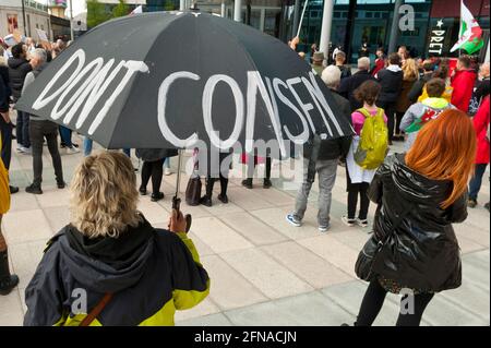 Cardiff, Glamorgan, pays de Galles, Royaume-Uni. 15 mai 2021. Plus d'un millier de manifestants antitotalitaires pro-liberté participent à un rassemblement mondial pour la liberté à Cardiff, au pays de Galles, au Royaume-Uni. Pour se rendre dans les locaux de la BBC et protester contre les mensonges, la propagande et la peur de l'entreprise, aham M. Lawrence/Alay Live News Credit: Graham M. Lawrence/Alamy Live News Banque D'Images