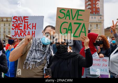 Turin, Italie. 15 mai 2021. Des manifestants pacifiques brandissent les banderoles « Save Sheikh Jarrah » et « Save Gaza » lors d'une manifestation en solidarité avec la Palestine. Credit: MLBARIONA/Alamy Live News Banque D'Images