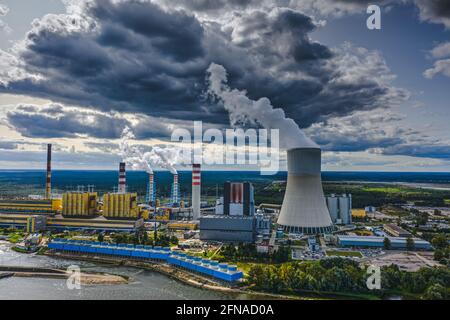 Centrale électrique sous ciel nuageux avec vue aérienne Banque D'Images