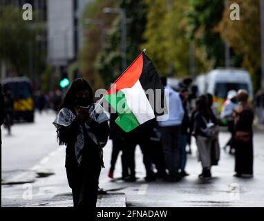 Londres, Royaume-Uni. 15 mai 2021. Les manifestants défilent à l'ambassade israélienne de Londres, en solidarité avec la Palestine, car de nombreuses villes israéliennes sont en conflit entre le peuple juif et le peuple arabe. Crédit: Loredana Sangiuliano/Alamy Live News Banque D'Images