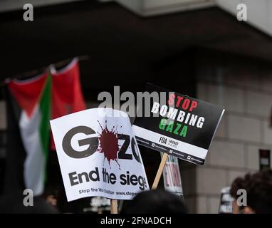 Londres, Royaume-Uni. 15 mai 2021. Les manifestants défilent à l'ambassade israélienne de Londres, en solidarité avec la Palestine, car de nombreuses villes israéliennes sont en conflit entre le peuple juif et le peuple arabe. Crédit: Loredana Sangiuliano/Alamy Live News Banque D'Images