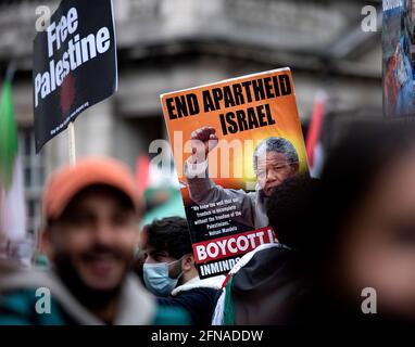 Londres, Royaume-Uni. 15 mai 2021. Les manifestants défilent à l'ambassade israélienne de Londres, en solidarité avec la Palestine, car de nombreuses villes israéliennes sont en conflit entre le peuple juif et le peuple arabe. Crédit: Loredana Sangiuliano/Alamy Live News Banque D'Images