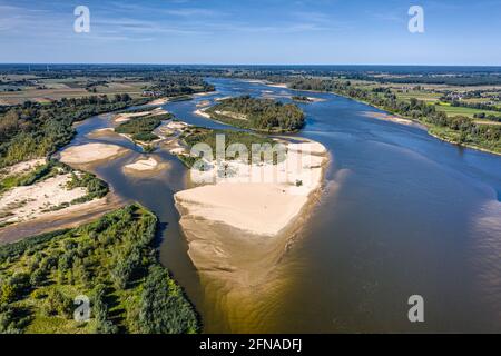 Hauts-fonds sur la Vistule sous ciel bleu ciel nuageux vue Banque D'Images