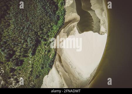 Plage de sable sur la rivière vue aérienne en haut Banque D'Images