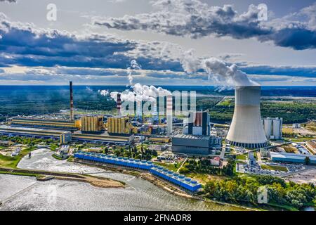 Centrale électrique sous ciel nuageux avec vue aérienne Banque D'Images