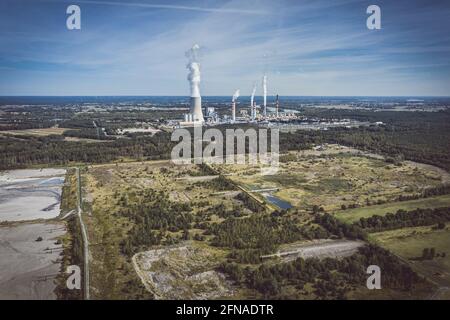 Centrale électrique sous ciel nuageux avec vue aérienne Banque D'Images