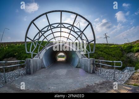 sentier de tunnel rond sur fond bleu ciel Banque D'Images