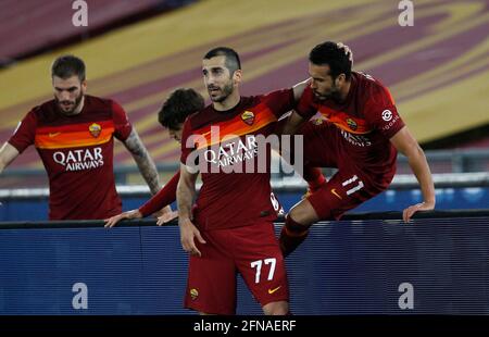 Rome, Italie. 15 mai 2021. Pedro de Roma, à droite, célèbre avec ses coéquipiers après avoir marquant un match de football entre Roma et Lazio au stade olympique. Crédit: Riccardo de Luca - mise à jour des images/Alamy Live News Banque D'Images