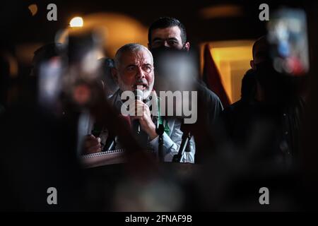 Doha, Qatar. 15 mai 2021. Ismail Haniyeh, le chef du bureau politique du Hamas, s'exprime lors d'un rassemblement organisé en solidarité avec les Palestiniens devant la mosquée Imam Muhammad Abdel-Wahhab de Doha, dans le contexte de l'escalade de la violence israélo-palestinienne. Credit: Mahmoud Hefnawy/dpa/Alay Live News Banque D'Images