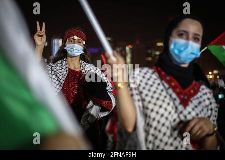 Doha, Qatar. 15 mai 2021. Les gens participent à un rassemblement en solidarité avec les Palestiniens en dehors de la mosquée Imam Mohammed Abdel-Wahhab de Doha, en présence du chef du bureau politique du Hamas, Ismail Haniyeh, dans le contexte de l'escalade de la violence israélo-palestinienne. Credit: Mahmoud Hefnawy/dpa/Alay Live News Banque D'Images