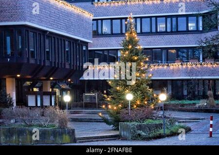 Arbre de Noël illuminé en face d'un hôtel de ville en haute-Bavière. Banque D'Images