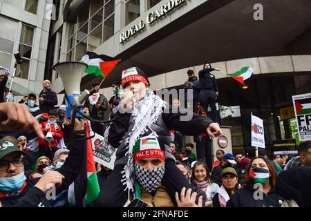 Londres, Royaume-Uni. 15 mai 2021. Les manifestants se rassemblent devant l'hôtel Royal Garden, à côté de l'ambassade israélienne pour soutenir la Palestine. Credit: Vuk Valcic/Alamy Live News Banque D'Images