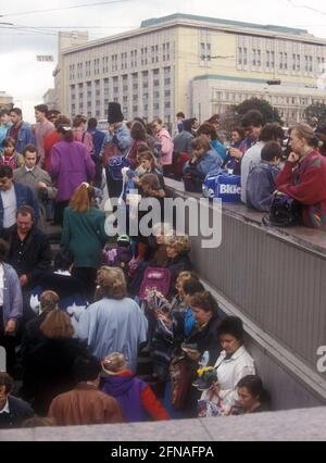 LES MOSCOVITES ATTENDENT DEVANT LA STATION DE MÉTRO ESSAYANT DE VENDRE LEURS MARCHANDISES, MOSCOU. RUSSIE, 1994 PIC MIKE WALKER Banque D'Images