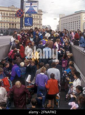 LES MOSCOVITES ATTENDENT DEVANT LA STATION DE MÉTRO ESSAYANT DE VENDRE LEURS MARCHANDISES, MOSCOU. RUSSIE, 1994 PIC MIKE WALKER Banque D'Images