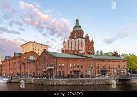 Helsinki, la capitale finlandaise, est située près de la mer Baltique. Des baies d'eau sont visibles dans tout le quartier du centre-ville. Banque D'Images