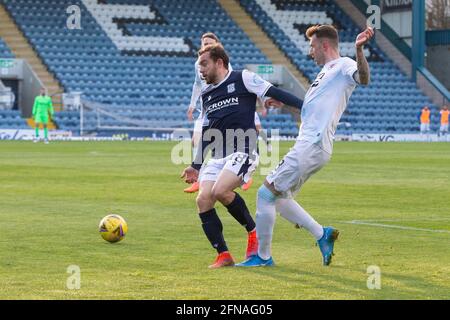 Dens Park, Dundee, Royaume-Uni. 15 mai 2021. Scottish Championship football, Premiership Playoff, Dundee FC versus Raith Rovers; Paul McMullan de Dundee défié par Kieran MacDonald de Raith Rovers crédit: Action plus Sports/Alay Live News Banque D'Images