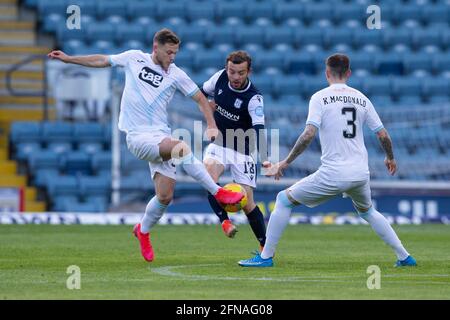 Dens Park, Dundee, Royaume-Uni. 15 mai 2021. Scottish Championship football, Premiership Playoff, Dundee FC versus Raith Rovers ; Jamie Gullan de Raith Rovers challenges Paul McMullan de Dundee Credit: Action plus Sports/Alay Live News Banque D'Images