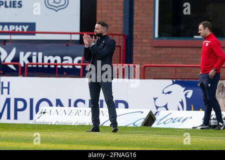 Dens Park, Dundee, Royaume-Uni. 15 mai 2021. Scottish Championship football, Premiership Playoff, Dundee FC versus Raith Rovers ; James McPake, le directeur de Dundee, félicite son équipe pour la proximité du match Credit: Action plus Sports/Alay Live News Banque D'Images