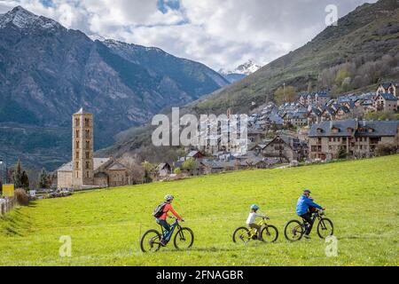 Famille à vélo, Taüll, Vall de Boí, Lleida, Catalogne, Espagne Banque D'Images