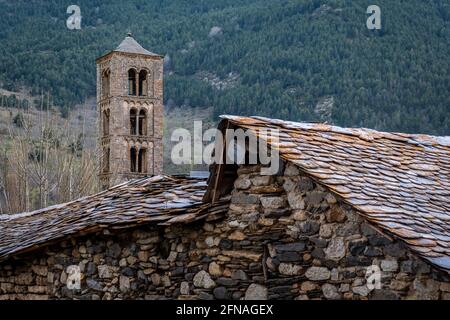 Maison traditionnelle sur le toit et clocher de l'église romane Sant Climent de Taüll. Taüll,Vall de Boí, Lleida, Catalogne, Espagne Banque D'Images