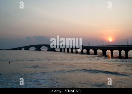 Lever de soleil sur un pont Sinamale à Male, Maldives Banque D'Images