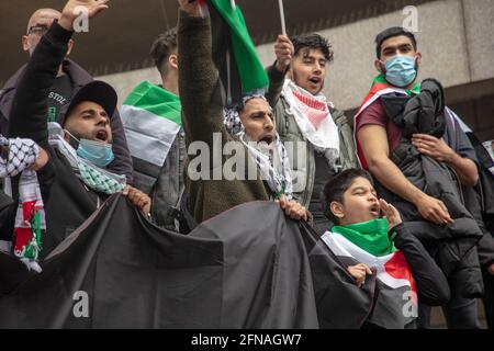 Londres, Royaume-Uni. 15 mai 2021. Des manifestants prenant part à une manifestation anti-israélienne à Londres. Credit: Joe Kuis /Alamy News Banque D'Images
