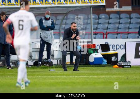 Dens Park, Dundee, Royaume-Uni. 15 mai 2021. Scottish Championship football, Premiership Playoff, Dundee FC versus Raith Rovers ; James McPake, le directeur de Dundee, encourage son équipe à gagner le crédit d'effort à 2 points : action plus Sports/Alay Live News Banque D'Images