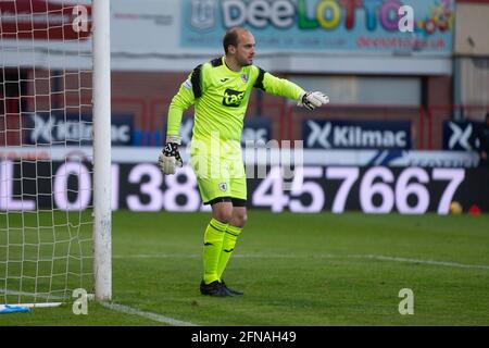 Dens Park, Dundee, Royaume-Uni. 15 mai 2021. Scottish Championship football, Premiership Playoff, Dundee FC versus Raith Rovers ; Jamie MacDonald de Raith Rovers dirige ses défenseurs Credit: Action plus Sports/Alay Live News Banque D'Images