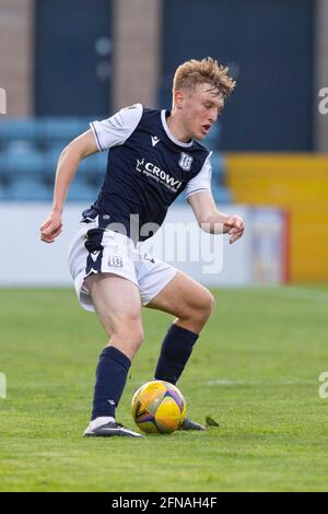 Dens Park, Dundee, Royaume-Uni. 15 mai 2021. Scottish Championship football, Premiership Playoff, Dundee FC versus Raith Rovers ; Max Anderson de Dundee a intégré le ballon Credit: Action plus Sports/Alay Live News Banque D'Images