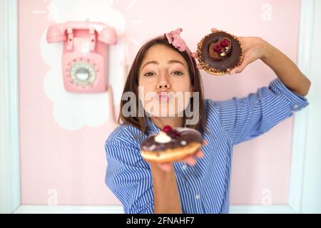 Le propriétaire d'une petite entreprise est passionné par son produit savoureux / beignets Banque D'Images