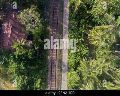 Uniwatuna, Sri Lanka, 1.12.2020 - vue de dessus des chemins de fer sur la verdure tropicale Banque D'Images