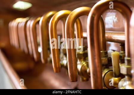 Pilsen, République Tchèque, 1.09.2019 - robinets de cuivre à la brasserie Pilsner Urquell Banque D'Images