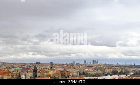 Vue panoramique sur les célèbres gratte-ciel de Prague, monuments européens, Voyage destinations Banque D'Images