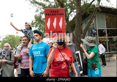 Houston, Texas, États-Unis. 15 mai 2021. HOUSTON - 15 mai 2021: Pour les nouvelles. Les manifestants pro-palestiniens marchent à Discover Green au milieu des bombardements israéliens et des attaques à la roquette du Hamas dans la bande de Gaza. Crédit : Taidgh Barron/ZUMA Wire/Alay Live News Banque D'Images