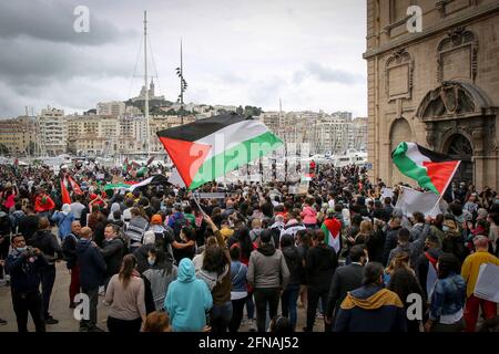 Marseille, France. 15 mai 2021. Une foule de manifestants ont défilé avec des drapeaux pendant la manifestation.plusieurs milliers de personnes ont défilé dans les rues de Marseille pour soutenir le peuple palestinien contre les bombardements israéliens des territoires occupés (Gaza) qui ont fait 139 morts, dont 39 enfants, et plus de 1,000 blessés. Crédit : SOPA Images Limited/Alamy Live News Banque D'Images