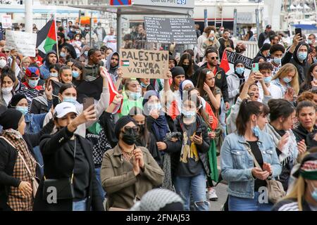 Marseille, France. 15 mai 2021. Les manifestants tiennent des pancartes exprimant leur opinion pendant la manifestation.plusieurs milliers de personnes ont défilé dans les rues de Marseille pour soutenir le peuple palestinien contre les bombardements israéliens des territoires occupés (Gaza) qui ont fait 139 morts, dont 39 enfants, et plus de 1,000 blessés. Crédit : SOPA Images Limited/Alamy Live News Banque D'Images