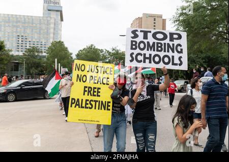 Houston, Texas, États-Unis. 15 mai 2021. HOUSTON - 15 mai 2021: Pour les nouvelles. Les manifestants pro-palestiniens marchent à Discover Green au milieu des bombardements israéliens et des attaques à la roquette du Hamas dans la bande de Gaza. Crédit : Taidgh Barron/ZUMA Wire/Alay Live News Banque D'Images