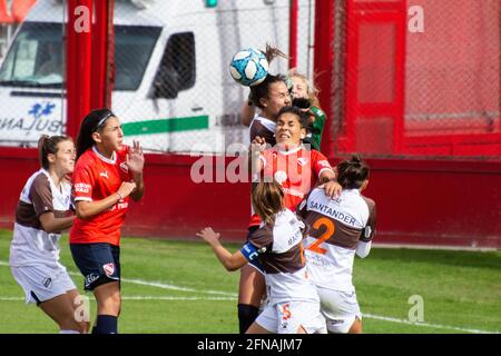 Avellaneda, Argentine. 15 mai 2021. Les joueurs se battent pour le ballon pendant le match entre Independiente et Platense à Libertadores de America à Avellaneda, Buenos Aires, Argentine. Crédit: SPP Sport presse photo. /Alamy Live News Banque D'Images