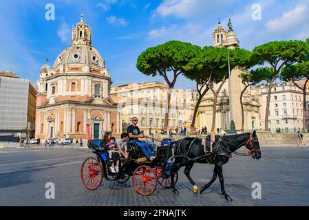 Les touristes qui prennent la promenade en calèche devant l'église de Sainte Marie de Loreto à Rome, Italie Banque D'Images