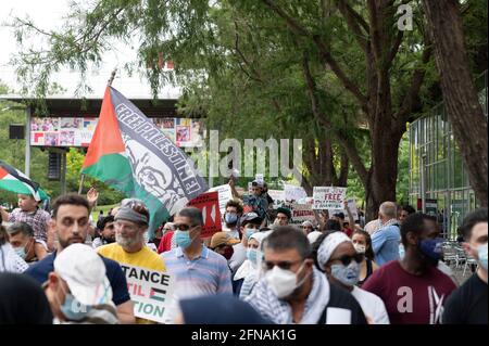 Houston, Texas, États-Unis. 15 mai 2021. HOUSTON - 15 mai 2021: Pour les nouvelles. Les manifestants pro-palestiniens marchent à Discover Green au milieu des bombardements israéliens et des attaques à la roquette du Hamas dans la bande de Gaza. Crédit : Taidgh Barron/ZUMA Wire/Alay Live News Banque D'Images