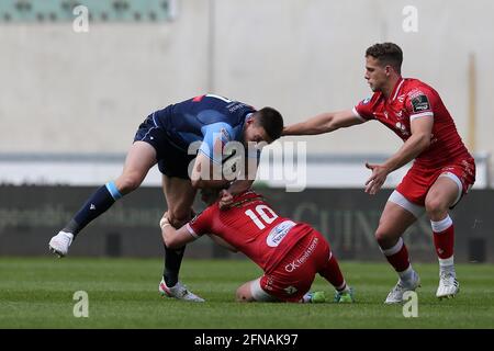 Llanelli, Royaume-Uni. 15 mai 2021. Josh Adams de Cardiff Blues est attaqué par Angus O'Brien de Scarlets (10). Guinness Pro14 Rainbow Cup Match, Scarlets v Cardiff Blues au Parc y Scarlets Stadium de Llanelli, dans le sud du pays de Galles, le samedi 15 mai 2021. photo par Andrew Orchard/Andrew Orchard sports photographie/Alamy Live news Credit: Andrew Orchard sports photographie/Alamy Live News Banque D'Images