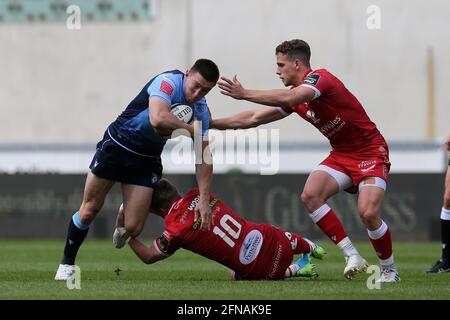 Llanelli, Royaume-Uni. 15 mai 2021. Josh Adams de Cardiff Blues est attaqué par Angus O'Brien de Scarlets (10). Guinness Pro14 Rainbow Cup Match, Scarlets v Cardiff Blues au Parc y Scarlets Stadium de Llanelli, dans le sud du pays de Galles, le samedi 15 mai 2021. photo par Andrew Orchard/Andrew Orchard sports photographie/Alamy Live news Credit: Andrew Orchard sports photographie/Alamy Live News Banque D'Images