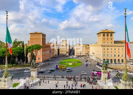 Vue sur la Piazza Venezia, le centre de Rome, depuis le monument Victor Emmanuel II en Italie Banque D'Images