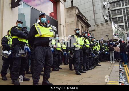 Londres, Royaume-Uni. 15 mai 2021. Des policiers anti-émeutes à l'extérieur de l'ambassade d'Israël lors de la manifestation pro-palestinienne. Credit: Vuk Valcic/Alamy Live News Banque D'Images