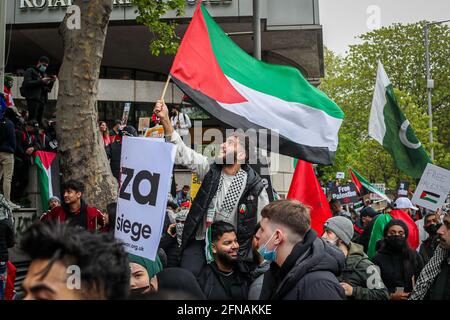 LONDRES, ANGLETERRE, MAI 15 2021, des manifestants de la Palestine libre s'affrontent avec la police devant l'ambassade israélienne à Kensington High Street, environ 150,000 personnes ont assisté à la manifestation le samedi 15 mai 2021. (Crédit : Lucy North | MI News) crédit : MI News & Sport /Alay Live News Banque D'Images